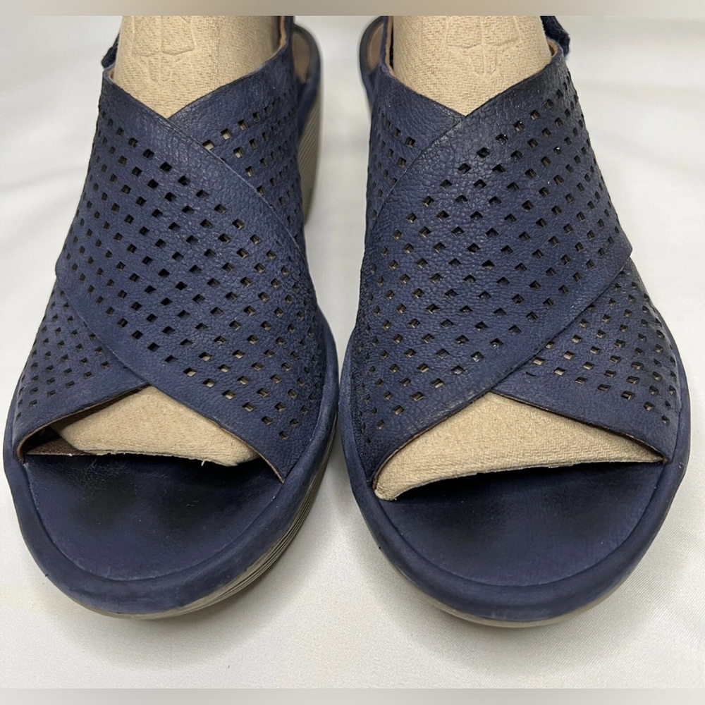 Clarks Artisan Navy Diecut Crossover Wedges size 7